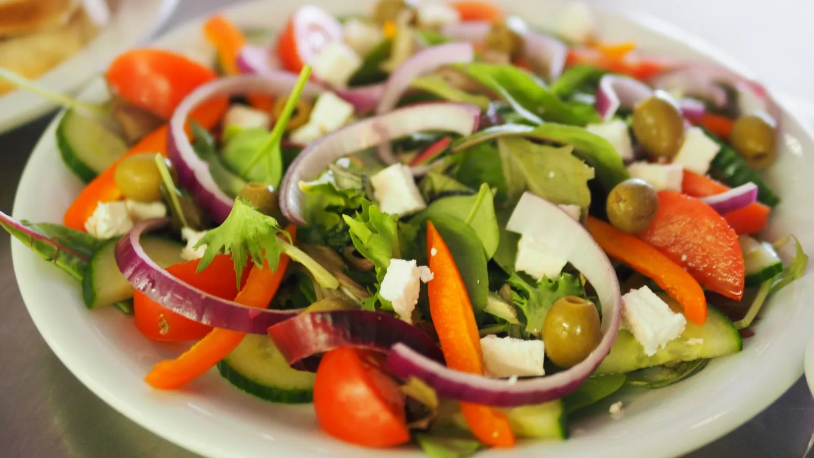 A plate divided into vegetables, protein and wholegrains